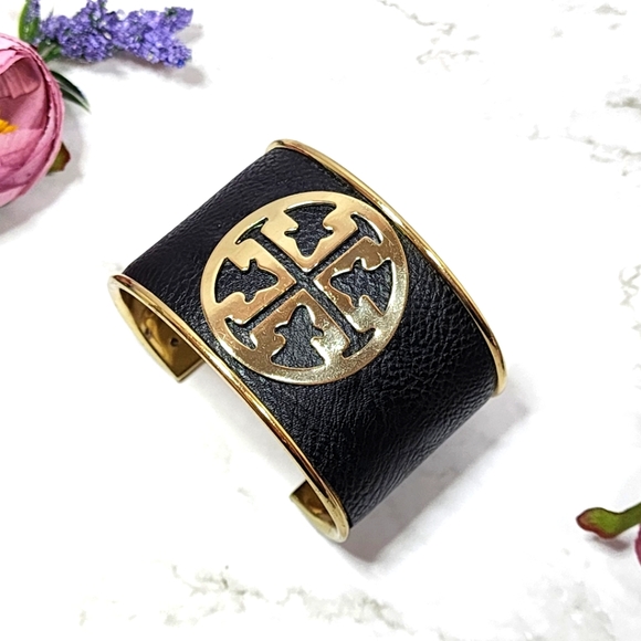 Jewelry - ✨️🆕️Chic Leather Medallion Cuff Bracelet